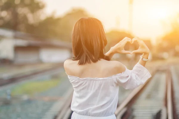 Die Silhouette Des Handgemalten Mädchens Ist Ein Herzförmiges Symbol Der — Stockfoto