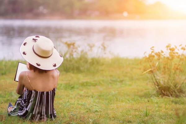 Bild Verschwimmen Eine Junge Frau Liest Und Lernt Die Lehren — Stockfoto