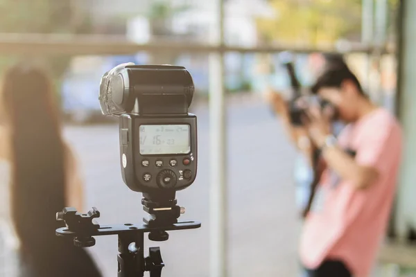 Grupp Fotografer Spelar Modellen Med Separat Blixt För Att Belysa — Stockfoto