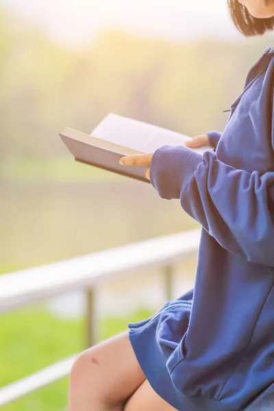 Нечеткий Образ Молодая Женщина Читает Учится Учению Божьему Библии Которое — стоковое фото