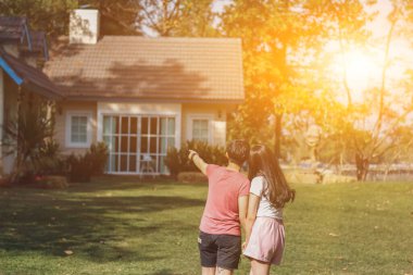 Soft Focus, kredi departmanıyla ev satın alma anlaşmasına girmeden önce en sevdikleri evi seçen çiftler. Evlilik hayatı için ev alma kavramı.