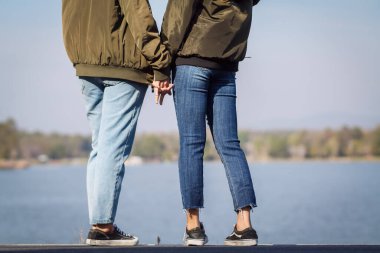 Lezbiyen aşıklar sevgililer gününün aydınlık sabahında birbirlerine sevgi gösterirler. LGBT çiftleri Asyalı ya da lezbiyen çiftlerdir. Arkadaşlıklarını, sevgilerini ve bağlarını LGBT tarzında gösterirler..