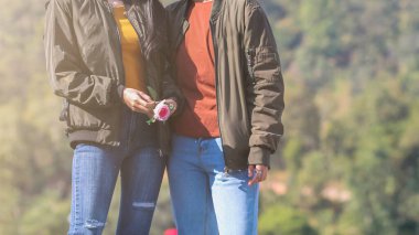 Lezbiyen aşıklar sevgililer gününün aydınlık sabahında birbirlerine sevgi gösterirler. LGBT çiftleri Asyalı ya da lezbiyen çiftlerdir. Arkadaşlıklarını, sevgilerini ve bağlarını LGBT tarzında gösterirler..