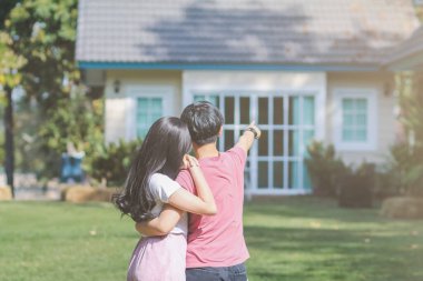 Soft Focus, kredi departmanıyla ev satın alma anlaşmasına girmeden önce en sevdikleri evi seçen çiftler.