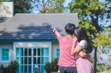 Soft Focus, kredi departmanıyla ev satın alma anlaşmasına girmeden önce en sevdikleri evi seçen çiftler.