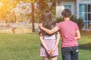 Soft Focus, kredi departmanıyla ev satın alma anlaşmasına girmeden önce en sevdikleri evi seçen çiftler.