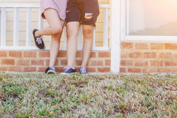 Soft Smooth Focus Couple Qui Parle Montre Amour Sous Porche — Photo