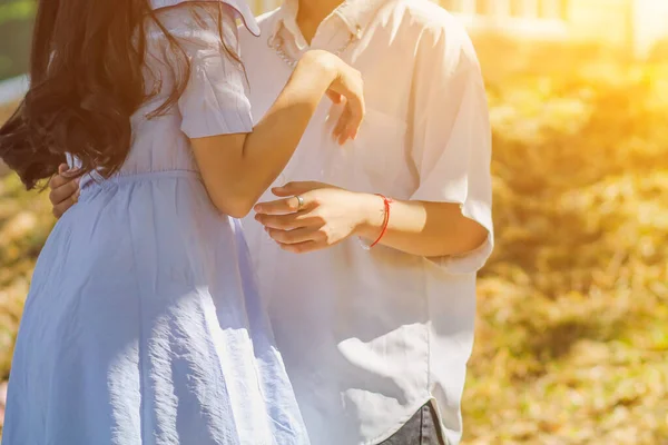 Les Couples Saint Valentin Parlent Tiennent Debout Sur Fond Flou — Photo