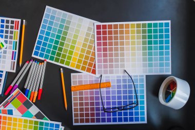 Soft Light ve Smooth Focus, pazarlama bölümü ve tasarımcılar, ürün tasarımı hakkında müşterileri memnun etmek ve ürün tasarımı örnekleri olarak şekiller ve renkler hakkında tavsiyelerde bulunmak için danışmanlık yapıyorlar..