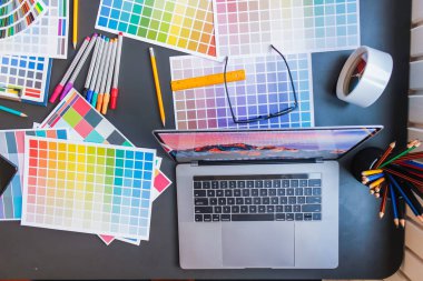 Pürüzsüz Odaklanma ve Yumuşak Odaklanma, Pazarlama Departmanı ve tasarımcılar ürün tasarımı hakkında müşterileri memnun etmek ve ürün tasarımı örnekleri olarak şekiller ve renkler hakkında tavsiyelerde bulunmak için danışmanlık yapıyorlar..