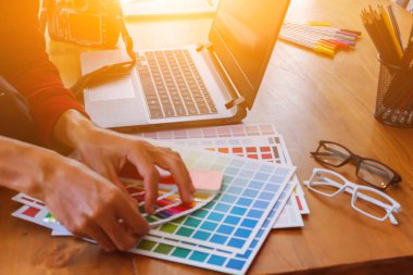 Soft Light ve Smooth Focus, pazarlama bölümü ve tasarımcılar, ürün tasarımı hakkında müşterileri memnun etmek ve ürün tasarımı örnekleri olarak şekiller ve renkler hakkında tavsiyelerde bulunmak için danışmanlık yapıyorlar..