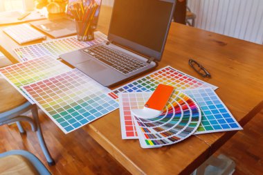 Soft Light ve Smooth Focus, pazarlama bölümü ve tasarımcılar, ürün tasarımı hakkında müşterileri memnun etmek ve ürün tasarımı örnekleri olarak şekiller ve renkler hakkında tavsiyelerde bulunmak için danışmanlık yapıyorlar..