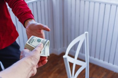 Odak noktanızı seçin. Genç bir işadamı, bir çalışana görevi kötüye kullanması için rüşvet vererek bir teklifte bulunuyor. İş operasyonlarını kolaylaştırmak için büyük miktarda parayla görevi kötüye kullanma