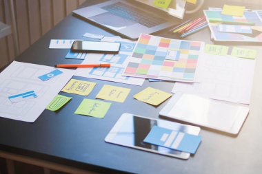 Pürüzsüz Odak, bir grup web tasarımcısı UI / UX Front Designer Preview ile mobil yanıt veren bir web sitesi geliştirmek için birlikte çalışıyorlar. Web sitesi geliştirme konsepti UI / UX ön uç tasarımcısı.