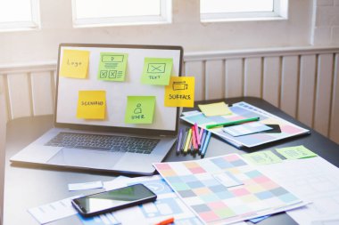 Pürüzsüz Odak, bir grup web tasarımcısı UI / UX Front Designer Preview ile mobil yanıt veren bir web sitesi geliştirmek için birlikte çalışıyorlar. Web sitesi geliştirme konsepti UI / UX ön uç tasarımcısı.