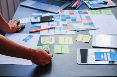 Pürüzsüz Odak, bir grup web tasarımcısı UI / UX Front Designer Preview ile mobil yanıt veren bir web sitesi geliştirmek için birlikte çalışıyorlar. Web sitesi geliştirme konsepti UI / UX ön uç tasarımcısı.