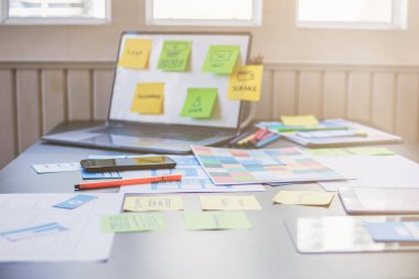 Pürüzsüz Odak, bir grup web tasarımcısı UI / UX Front Designer Preview ile mobil yanıt veren bir web sitesi geliştirmek için birlikte çalışıyorlar. Web sitesi geliştirme konsepti UI / UX ön uç tasarımcısı.