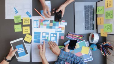 Pürüzsüz Odak, bir grup web tasarımcısı UI / UX Front Designer Preview ile mobil yanıt veren bir web sitesi geliştirmek için birlikte çalışıyorlar. Web sitesi geliştirme konsepti UI / UX ön uç tasarımcısı.