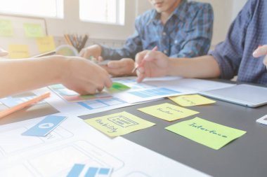 Pürüzsüz Odak, bir grup web tasarımcısı UI / UX Front Designer Preview ile mobil yanıt veren bir web sitesi geliştirmek için birlikte çalışıyorlar. Web sitesi geliştirme konsepti UI / UX ön uç tasarımcısı.