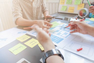 Pürüzsüz Odak, bir grup web tasarımcısı UI / UX Front Designer Preview ile mobil yanıt veren bir web sitesi geliştirmek için birlikte çalışıyorlar. Web sitesi geliştirme konsepti UI / UX ön uç tasarımcısı.