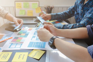 Pürüzsüz Odak, bir grup web tasarımcısı UI / UX Front Designer Preview ile mobil yanıt veren bir web sitesi geliştirmek için birlikte çalışıyorlar. Web sitesi geliştirme konsepti UI / UX ön uç tasarımcısı.