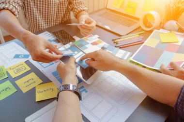Pürüzsüz Odak, bir grup web tasarımcısı UI / UX Front Designer Preview ile mobil yanıt veren bir web sitesi geliştirmek için birlikte çalışıyorlar. Web sitesi geliştirme konsepti UI / UX ön uç tasarımcısı.
