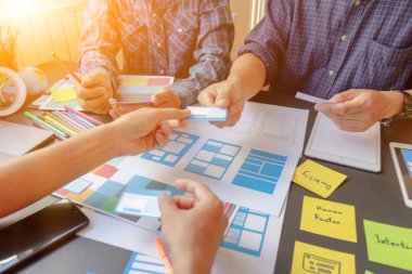Pürüzsüz Odak, bir grup web tasarımcısı UI / UX Front Designer Preview ile mobil yanıt veren bir web sitesi geliştirmek için birlikte çalışıyorlar. Web sitesi geliştirme konsepti UI / UX ön uç tasarımcısı.