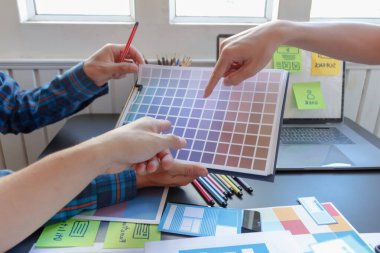 Pürüzsüz Odak, bir grup web tasarımcısı UI / UX Front Designer Preview ile mobil yanıt veren bir web sitesi geliştirmek için birlikte çalışıyorlar. Web sitesi geliştirme konsepti UI / UX ön uç tasarımcısı.