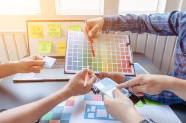 Pürüzsüz Odak, bir grup web tasarımcısı UI / UX Front Designer Preview ile mobil yanıt veren bir web sitesi geliştirmek için birlikte çalışıyorlar. Web sitesi geliştirme konsepti UI / UX ön uç tasarımcısı.