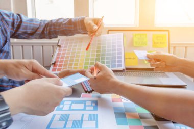 Pürüzsüz Odak, bir grup web tasarımcısı UI / UX Front Designer Preview ile mobil yanıt veren bir web sitesi geliştirmek için birlikte çalışıyorlar. Web sitesi geliştirme konsepti UI / UX ön uç tasarımcısı.