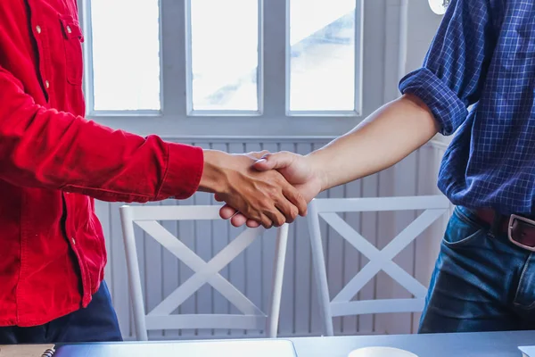 Soft Focus Handshake Επιχειρηματίες Για Δείξει Συμφωνία Κάνουν Επιχειρήσεις Μαζί — Φωτογραφία Αρχείου