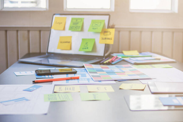 Smooth Focus, группа веб-дизайнеров работают вместе, чтобы разработать мобильный веб-сайт с UI / UX Front End Designer Previewing. Концепция разработки сайта UI / UX front end designer.