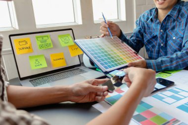 Pürüzsüz Odak, bir grup web tasarımcısı UI / UX Front Designer Preview ile mobil yanıt veren bir web sitesi geliştirmek için birlikte çalışıyorlar. Web sitesi geliştirme konsepti UI / UX ön uç tasarımcısı.