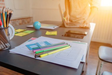 Pürüzsüz Odak, bir grup web tasarımcısı UI / UX Front Designer Preview ile mobil yanıt veren bir web sitesi geliştirmek için birlikte çalışıyorlar. Web sitesi geliştirme konsepti UI / UX ön uç tasarımcısı.