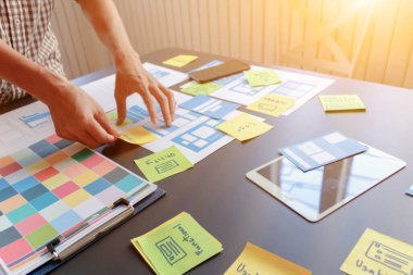 Soft Focus, UI / UX web tasarımcılarından oluşan bir ekip UI UX UX Front Designer Preview ile mobil uygulama web sitesi geliştirmek için birlikte çalışıyor. Web sitesi geliştirme konsepti UI UX ön uç tasarımcısı
