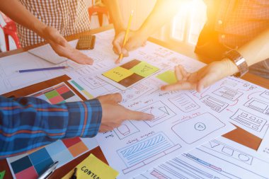 Soft Focus, UI / UX web tasarımcılarından oluşan bir ekip UI UX UX Front Designer Preview ile mobil uygulama web sitesi geliştirmek için birlikte çalışıyor. Web sitesi geliştirme konsepti UI UX ön uç tasarımcısı