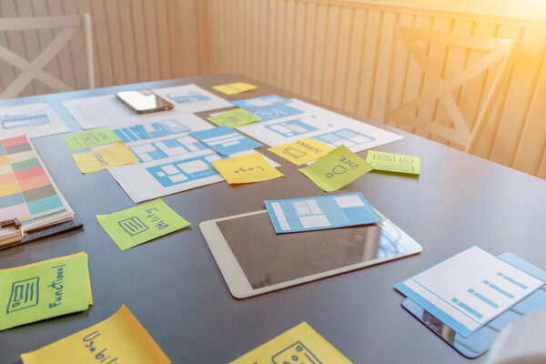 Soft Focus, команда веб-дизайнеров UI / UX работает вместе над разработкой веб-сайта мобильных приложений с UI UX Front End Designer Previewing. Концепция разработки сайта UI UX front end designer