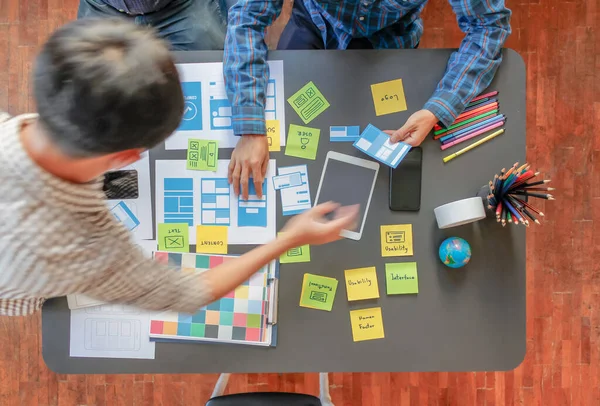 Soft Focus, UI / UX web tasarımcılarından oluşan bir ekip UI UX UX Front Designer Preview ile mobil uygulama web sitesi geliştirmek için birlikte çalışıyor. Web sitesi geliştirme konsepti UI UX ön uç tasarımcısı