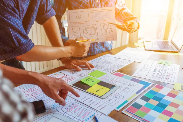 Soft Focus, UI / UX web tasarımcılarından oluşan bir ekip UI UX UX Front Designer Preview ile mobil uygulama web sitesi geliştirmek için birlikte çalışıyor. Web sitesi geliştirme konsepti UI UX ön uç tasarımcısı