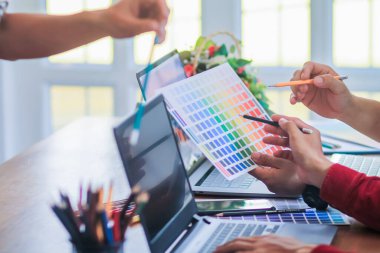 Soft Light ve Smooth Focus, pazarlama bölümü ve tasarımcılar, ürün tasarımı hakkında müşterileri memnun etmek ve ürün tasarımı örnekleri olarak şekiller ve renkler hakkında tavsiyelerde bulunmak için danışmanlık yapıyorlar..