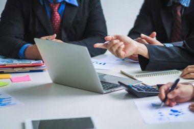 Toplantı odasındaki iş adamları iyi iş karları elde etmek için birbirleriyle tanışıp danışıyorlar. Yatırımcılar arasında bilgi alışverişinde bulunma ve danışma kavramları