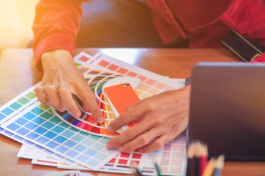 Soft Light ve Smooth Focus, pazarlama bölümü ve tasarımcılar, ürün tasarımı hakkında müşterileri memnun etmek ve ürün tasarımı örnekleri olarak şekiller ve renkler hakkında tavsiyelerde bulunmak için danışmanlık yapıyorlar..