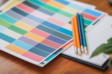 Soft Light ve Smooth Focus, pazarlama bölümü ve tasarımcılar, ürün tasarımı hakkında müşterileri memnun etmek ve ürün tasarımı örnekleri olarak şekiller ve renkler hakkında tavsiyelerde bulunmak için danışmanlık yapıyorlar..