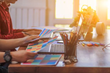 Pürüzsüz Odaklanma ve Yumuşak Odaklanma, Pazarlama Departmanı ve tasarımcılar ürün tasarımı hakkında müşterileri memnun etmek ve ürün tasarımı örnekleri olarak şekiller ve renkler hakkında tavsiyelerde bulunmak için danışmanlık yapıyorlar..