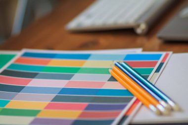 Pürüzsüz Odaklanma ve Yumuşak Odaklanma, Pazarlama Departmanı ve tasarımcılar ürün tasarımı hakkında müşterileri memnun etmek ve ürün tasarımı örnekleri olarak şekiller ve renkler hakkında tavsiyelerde bulunmak için danışmanlık yapıyorlar..