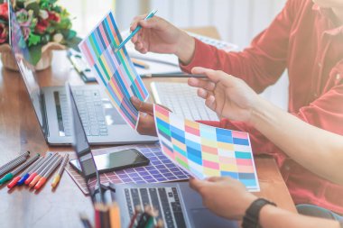 Soft Light ve Smooth Focus, pazarlama bölümü ve tasarımcılar, ürün tasarımı hakkında müşterileri memnun etmek ve ürün tasarımı örnekleri olarak şekiller ve renkler hakkında tavsiyelerde bulunmak için danışmanlık yapıyorlar..