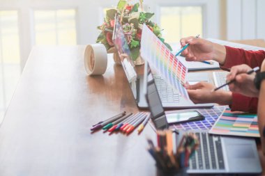 Soft Light ve Smooth Focus, pazarlama bölümü ve tasarımcılar, ürün tasarımı hakkında müşterileri memnun etmek ve ürün tasarımı örnekleri olarak şekiller ve renkler hakkında tavsiyelerde bulunmak için danışmanlık yapıyorlar..