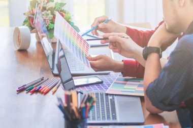 Pürüzsüz Odaklanma ve Yumuşak Odaklanma, Pazarlama Departmanı ve tasarımcılar ürün tasarımı hakkında müşterileri memnun etmek ve ürün tasarımı örnekleri olarak şekiller ve renkler hakkında tavsiyelerde bulunmak için danışmanlık yapıyorlar..