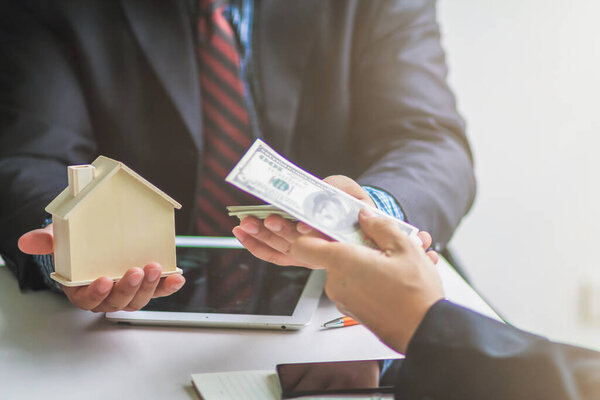 Гладкий фокус, аукционист оценивает аукцион недвижимости и домов на аукционе, проводимом для аукциона домов и недвижимости, которая прикреплена к ипотеке и конфискована.