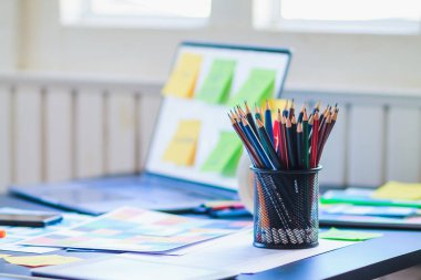 Pürüzsüz Odak, bir grup web tasarımcısı UI / UX Front Designer Preview ile mobil yanıt veren bir web sitesi geliştirmek için birlikte çalışıyorlar. Web sitesi geliştirme konsepti UI / UX ön uç tasarımcısı.